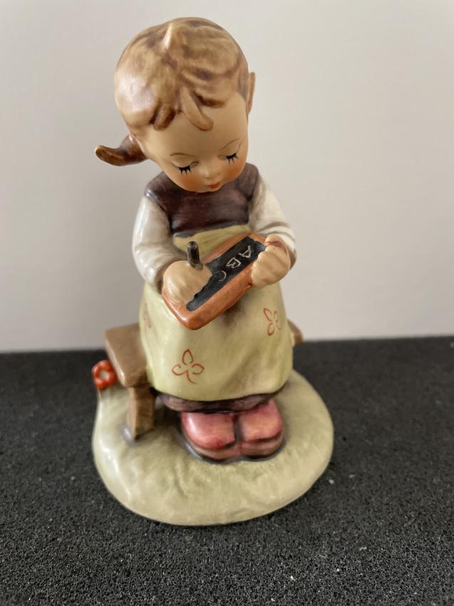 Hummel beeldje 367 - Busy student