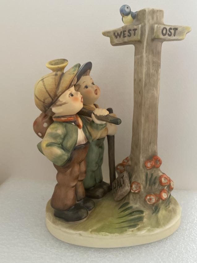 Hummel beeldje 331 - Crossroads The Berlin wall