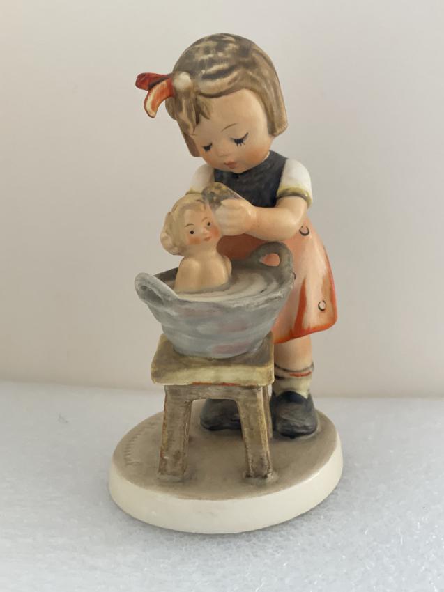 Hummel beeldje 319 - Doll bath