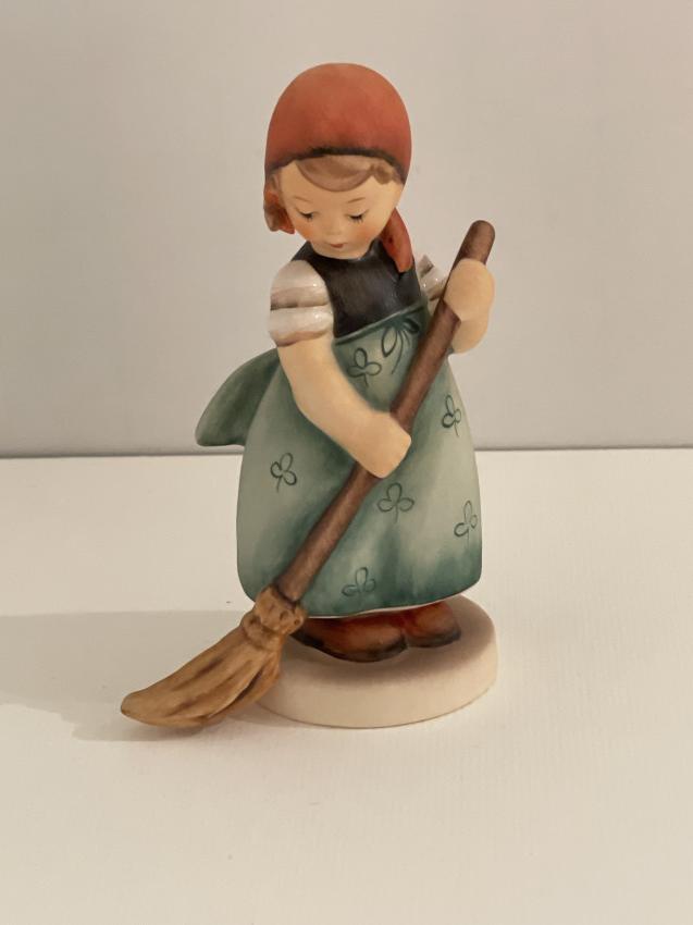 Hummel beeldje 171 - Little sweeper