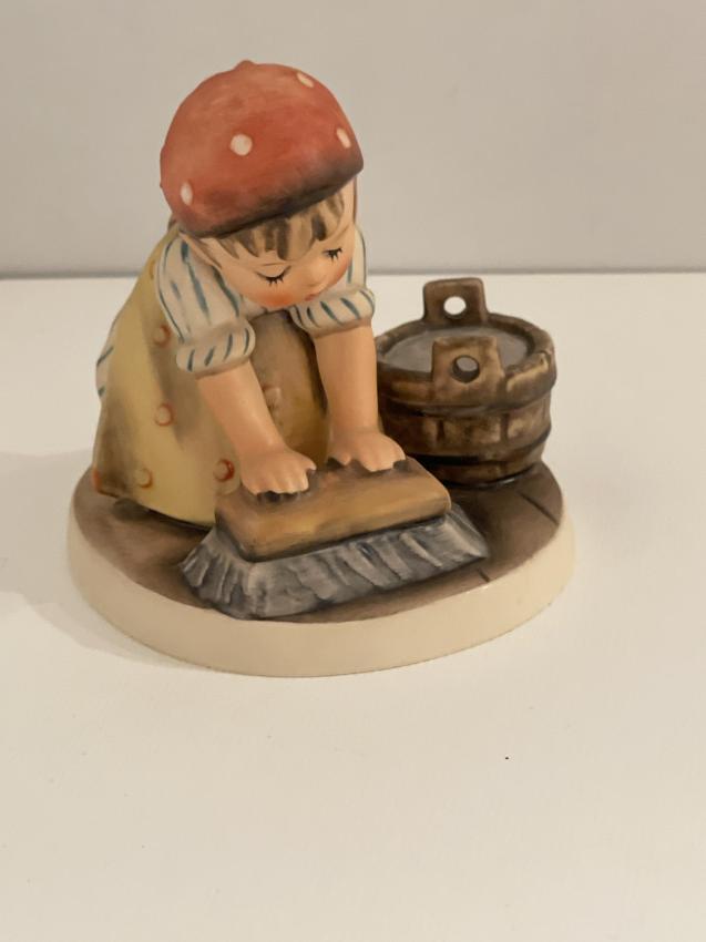 Hummel beeldje 363 - Big housecleaning