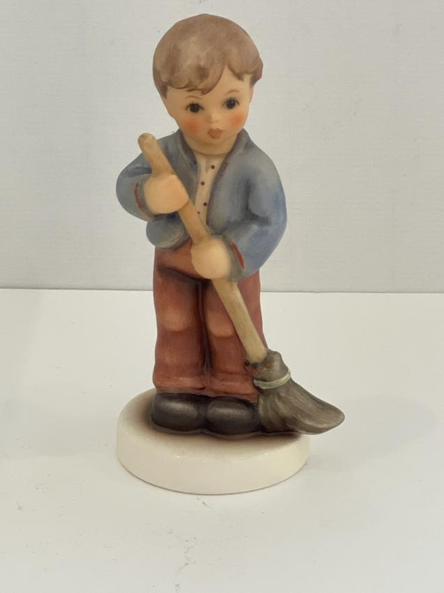 Hummel beeldje 2396