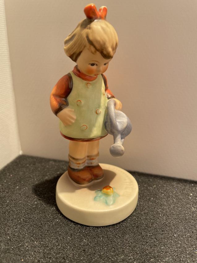 Hummel beeldje 74 - Little gardener