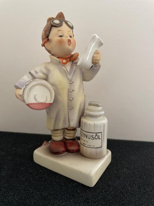 Hummel beeldje 322 - Little pharmacist