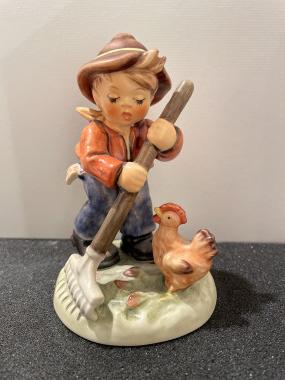 2085 - Little farm hand
