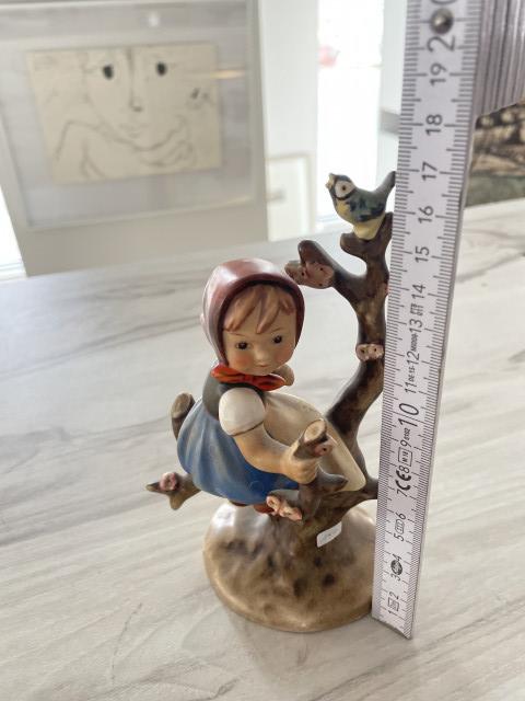 Hummel beeldje Apple tree girl