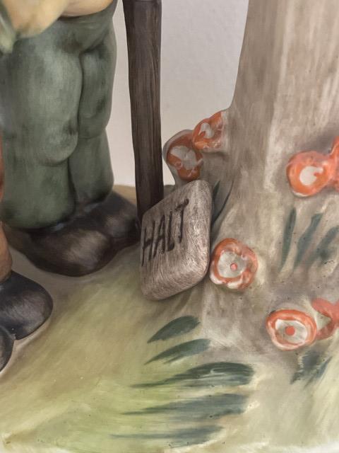 Hummel beeldje 331 - Crossroads The Berlin wall