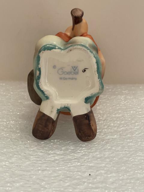 Hummel beeldje 214 H - Shepherd boy kneeling with flute
