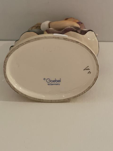 Hummel beeldje 196 - Telling her secret