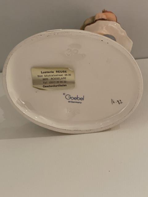 Hummel beeldje 394 - Timid little sister