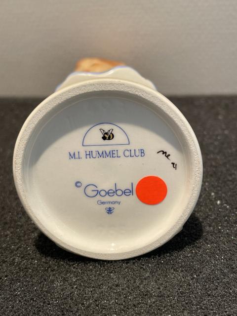 Hummel beeldje 493 - Two hands, one treat
