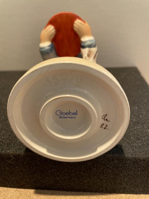 Hummel beeldje 154 0 - Waiter